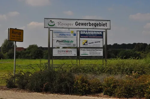 Neues Hinweisschild für die ansässigen Firmen