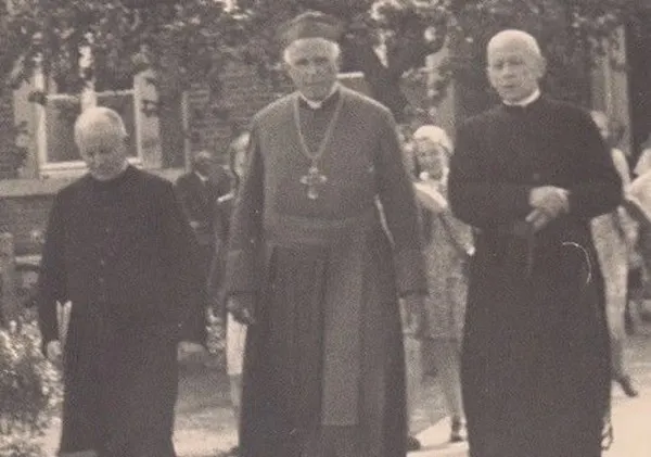 Bischof Clemens August von Galen (M.) besuchte am 4. August 1941 das Kloster Hamicolt bei Rorup Bildbeschreibung