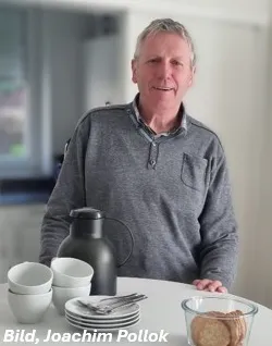 Theo Lenz umsorgt Besucher und Berater mit Kaffee und kleinen Leckereien. Theo Lenz umsorgt Besucher und Berater mit Kaffee und kleinen Leckereien