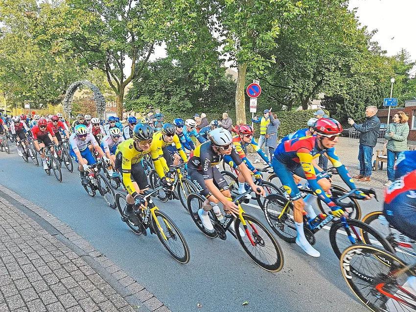 Mit hohem Tempo rollten die Radprofis bei ihrer Abfahrt vom Weitberg 2024 gleich zweimal durch Rorup. Auch in diesem Jahr führt der Münsterland Giro durchs Dorf - und zwar wieder zweimal. 20260918